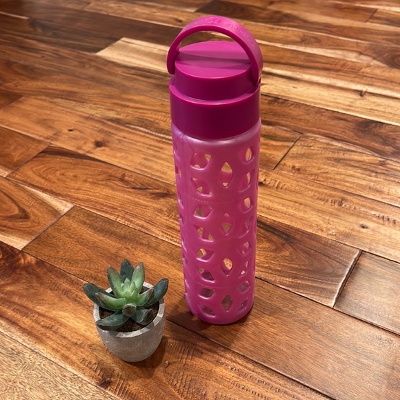 Lululemon Silicone Sleeve Water Bottle - NWOT - Picture 2 of 6